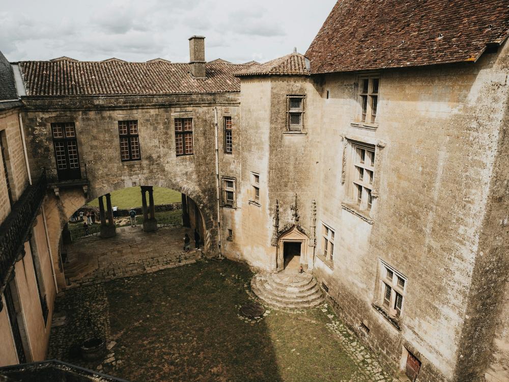 Vue aérienne de la cour haute du château de Biron