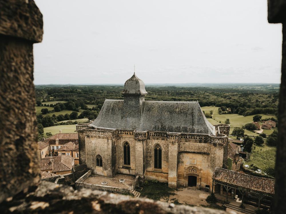 L'église de Biron, sous le château, face à la campagne du Périgord