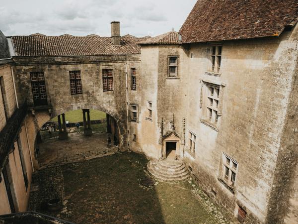 Vue aérienne de la cour haute du château de Biron