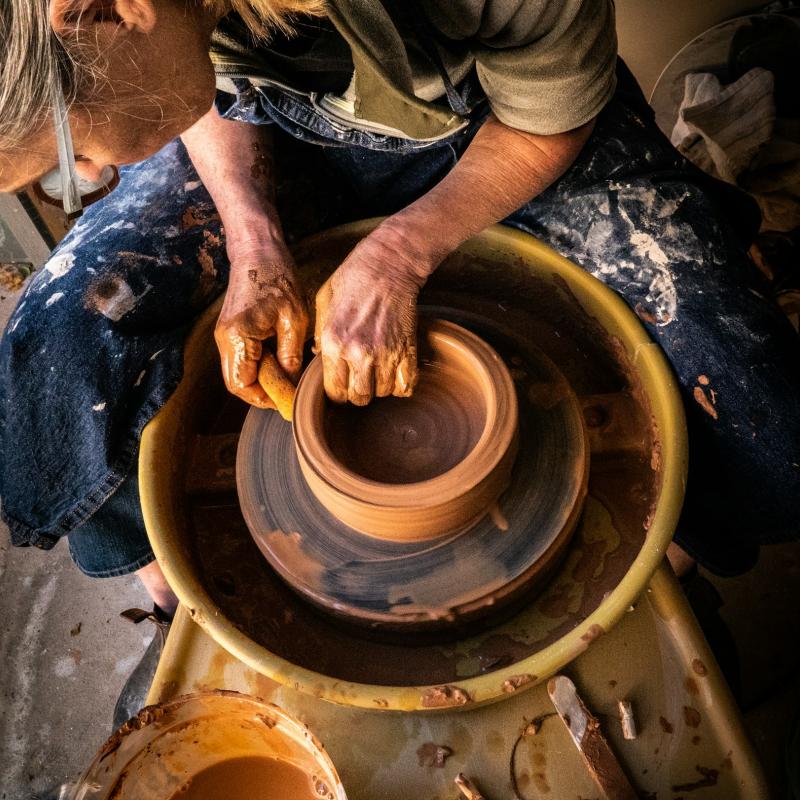 Un pot monté sur le tour du potier